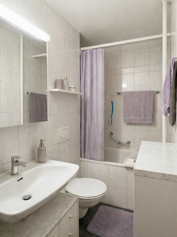 Kleines Badezimmer mit Wanne und Waschtisch