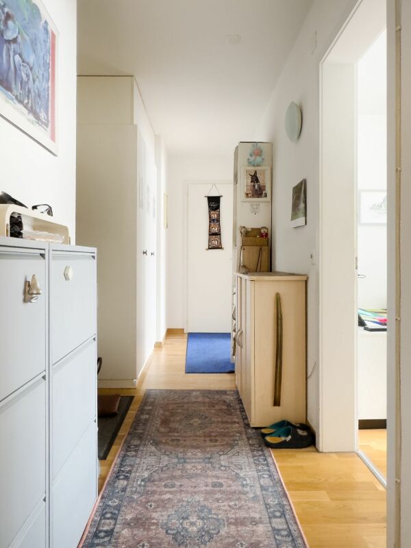 Heller Flur mit Blick in den Wohnungsrundgang
