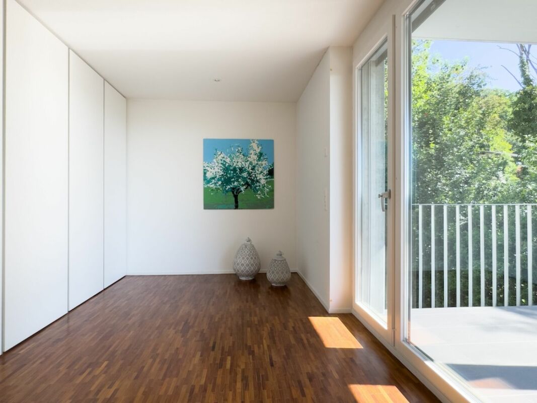 Helles Zimmer mit Balkon und Einbauschrank