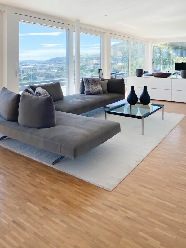 Helles modernes Wohnzimmer mit Panoramafenstern