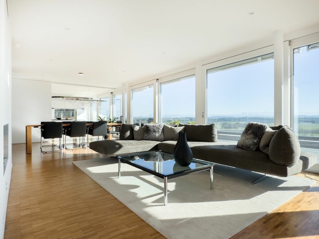 Heller offener Wohn-Essbereich mit Panoramafenstern