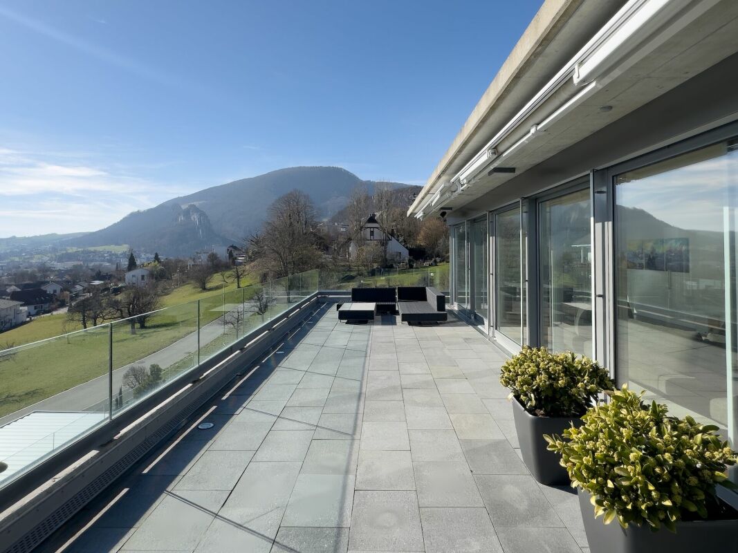 Große Dachterrasse mit Bergblick