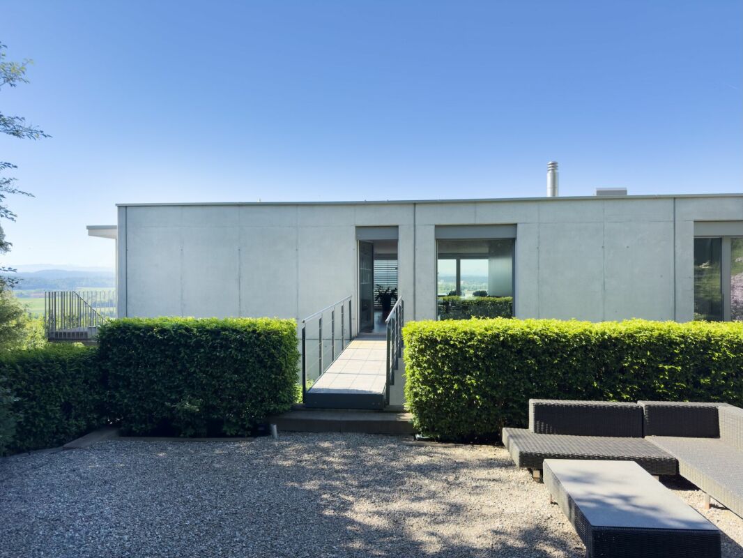 Moderne Hausansicht mit Terrasse und Garten