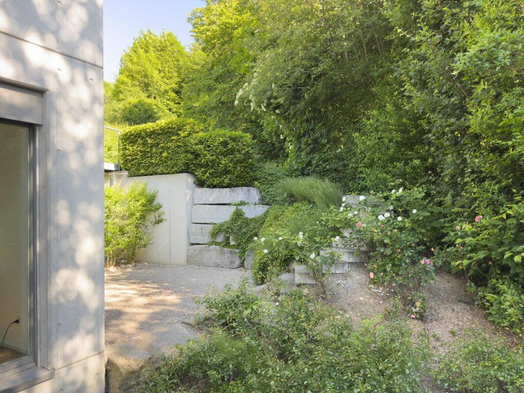 Garten mit Naturstein- und Pflanzenbepflanzung