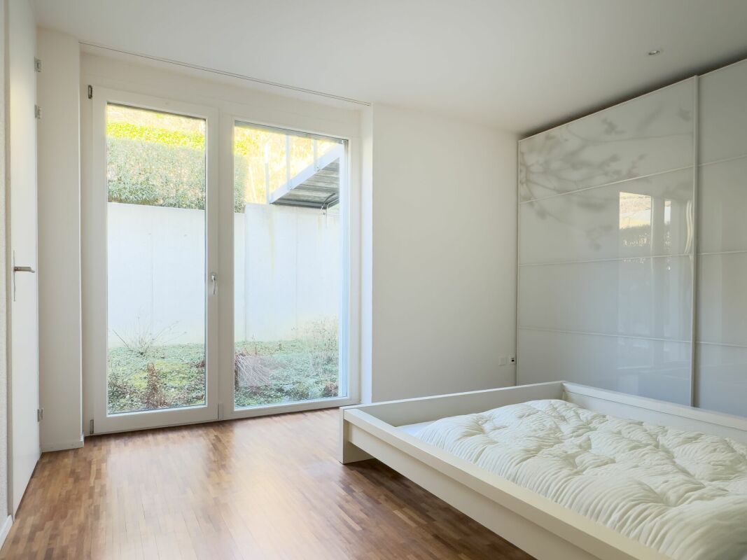 Helles Schlafzimmer mit bodentiefem Fenster