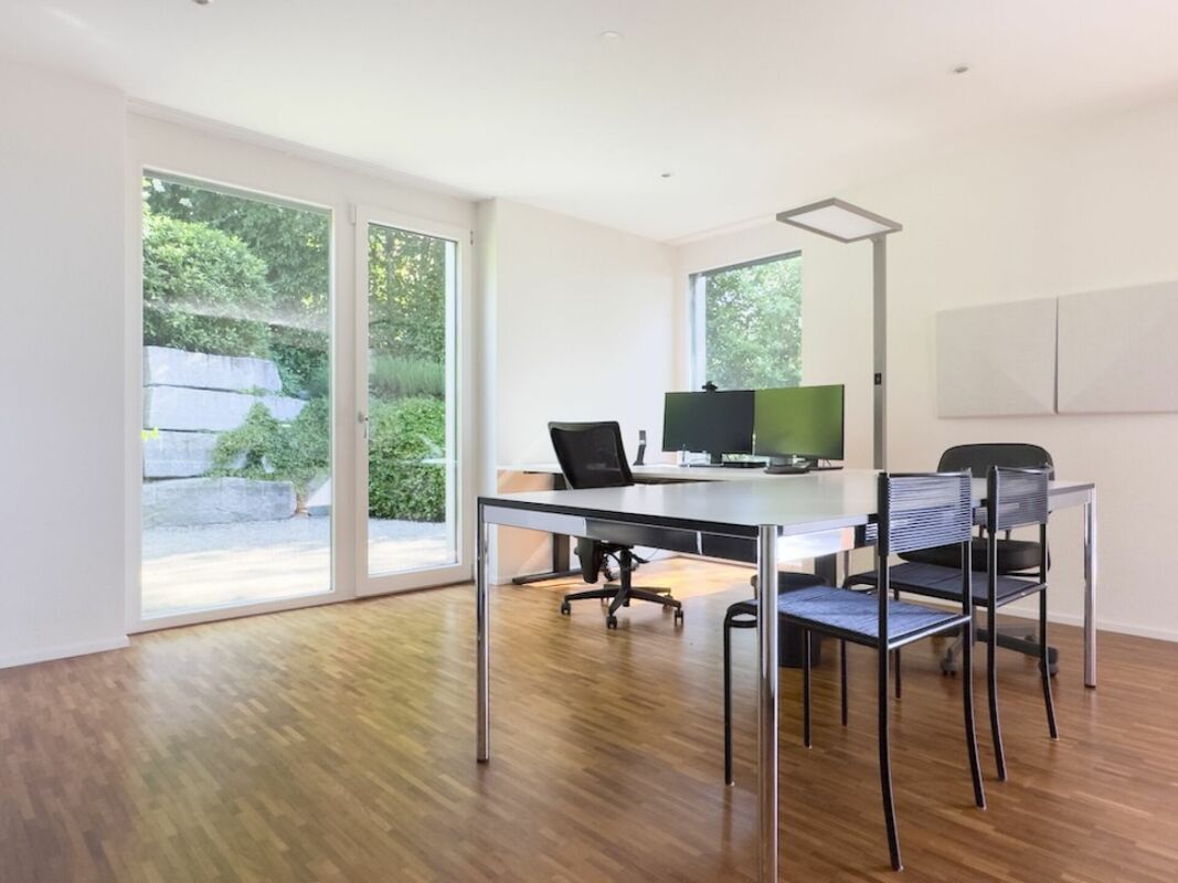 Hell erleuchtetes Homeoffice mit Terrassenzugang