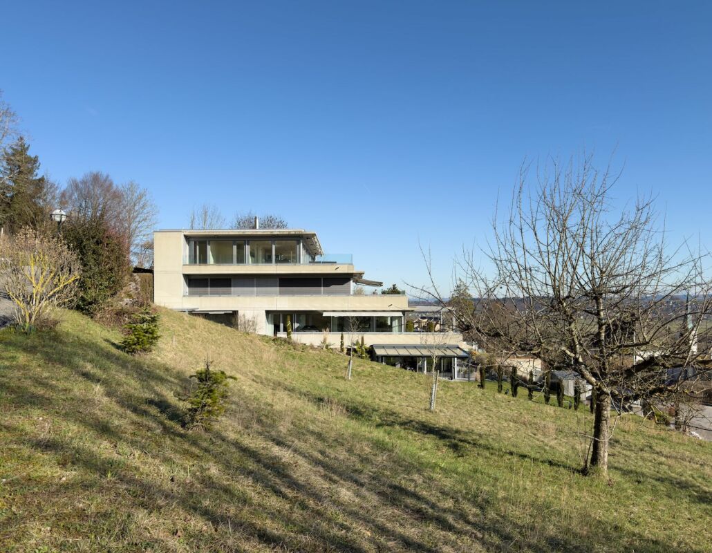 Modernes Haus am Hang