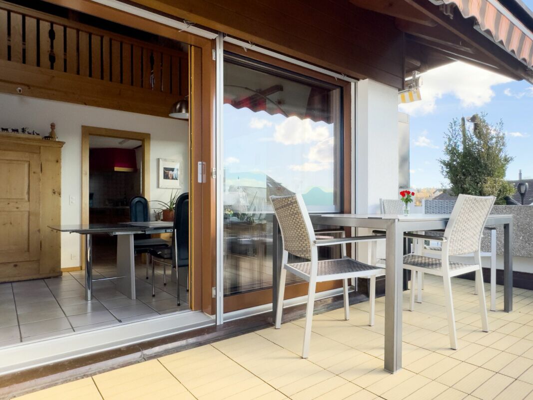 Balkon mit Essbereich und Blick ins Innere