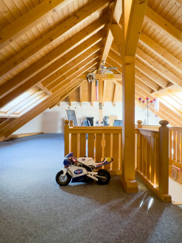 Dachboden mit Galerie und Spielzeugmotorrad
