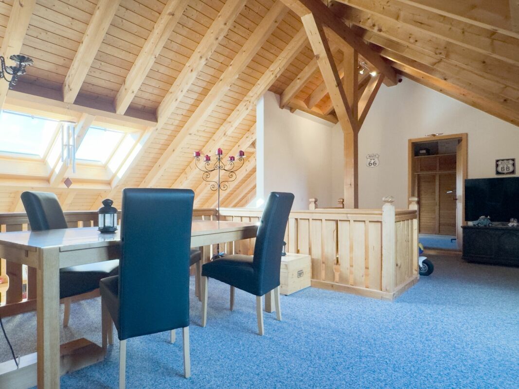 Ausgebauter Dachraum mit Holzdecke