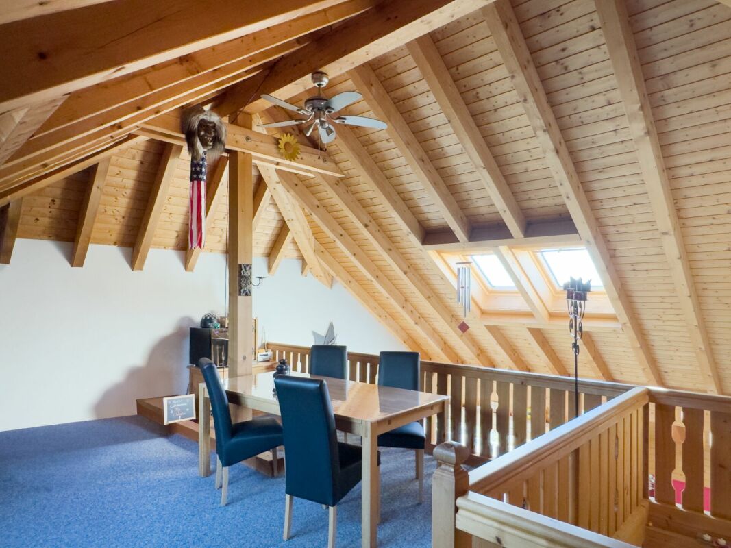 Offener Dachgeschossbereich mit Holzdecke und Galerie