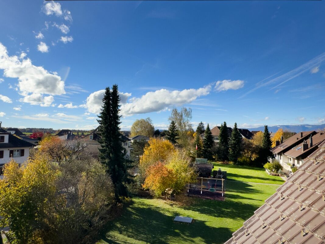 Blick über Wohnhäuser und Gartenanlage
