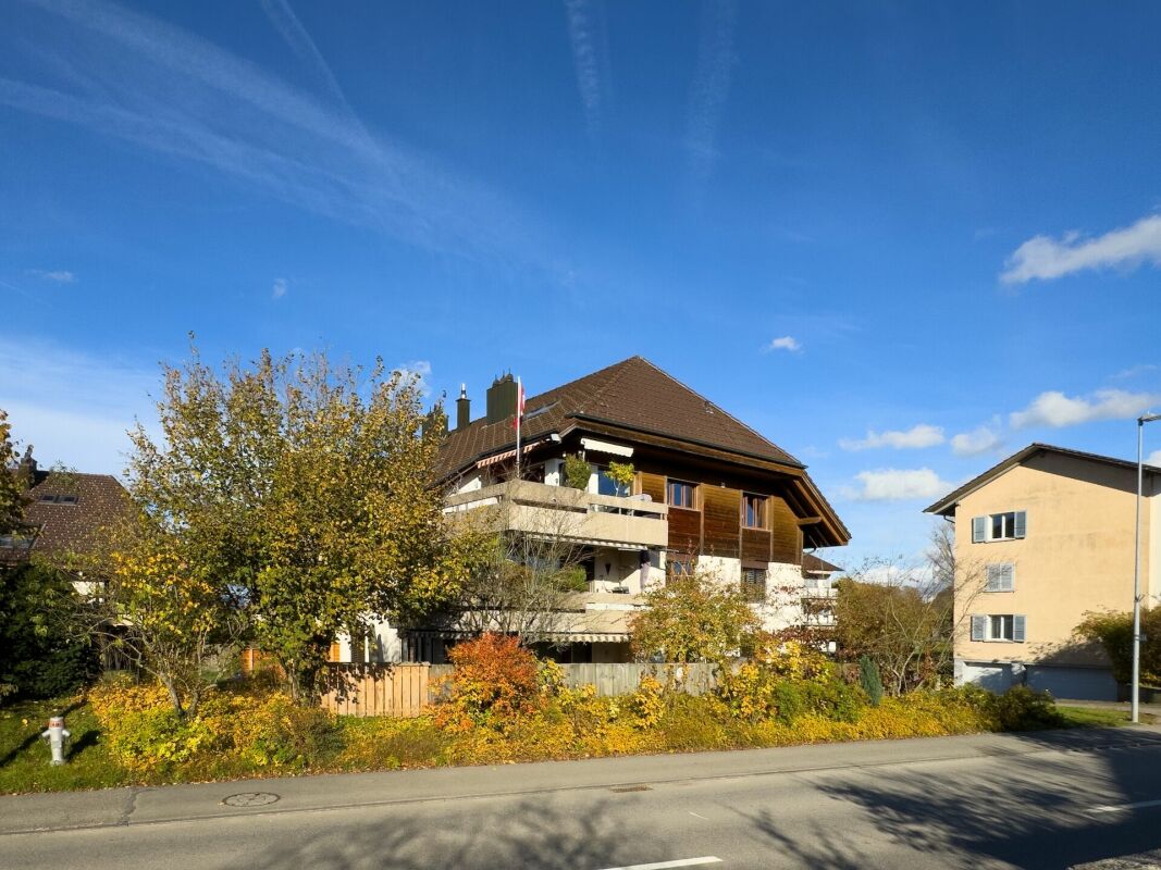 Wohnhaus mit Garten und Straßenansicht