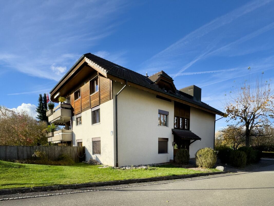Mehrfamilienhaus mit Holzfassade und Satteldach