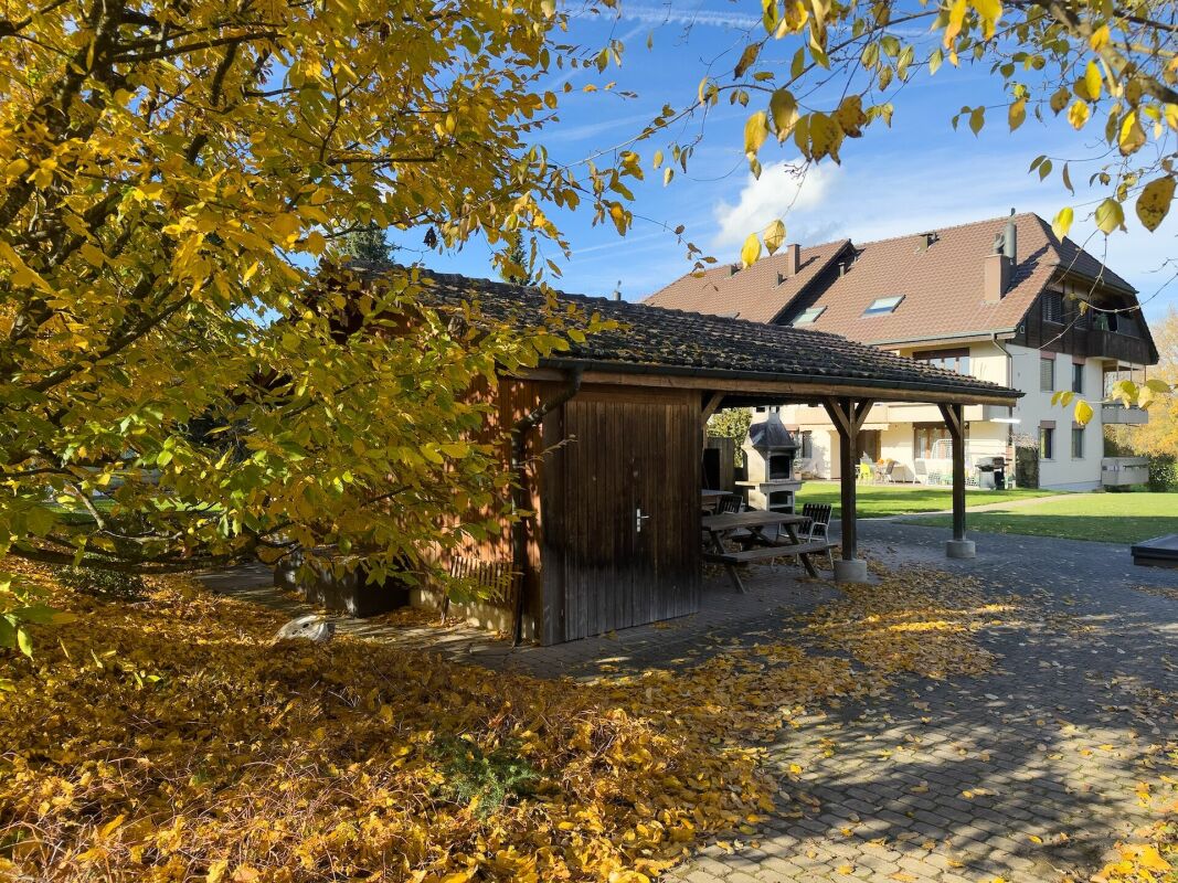 Außenansicht mit Garten, Carport und Wohnhaus