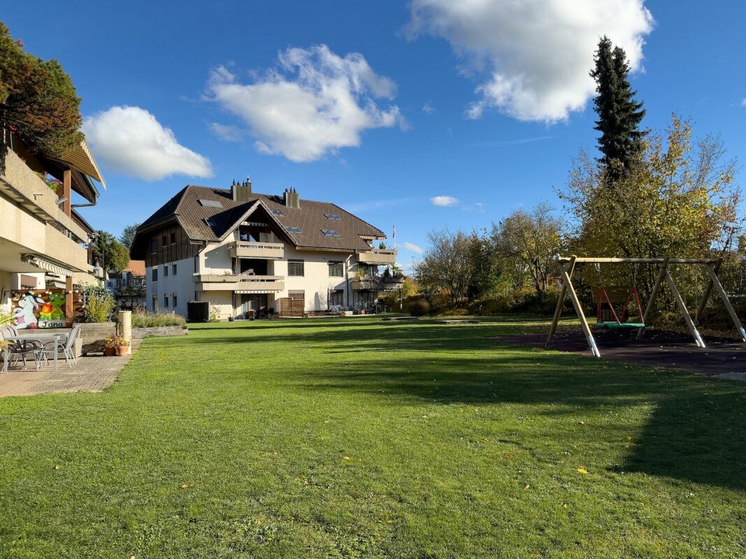 Großer Garten mit Wohnhaus und Spielbereich