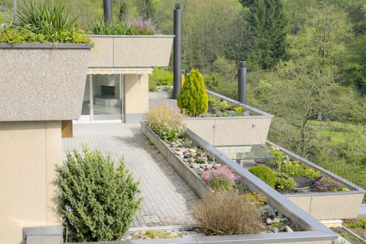 Dachterrasse mit bepflanzten Hochbeeten