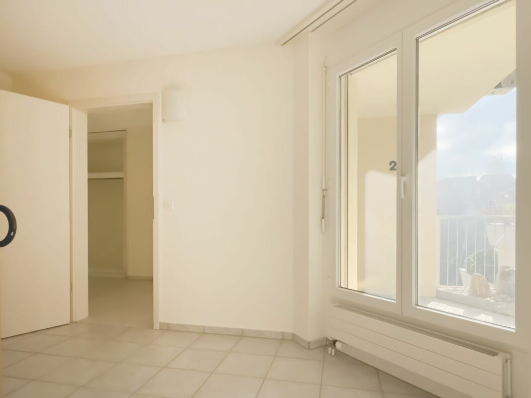 Heller leerer Innenraum mit großem Fenster