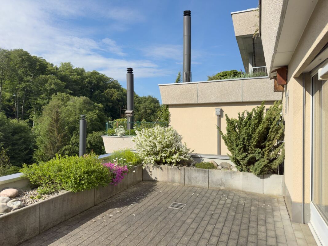 Dachterrasse mit bepflanzten Hochbeeten