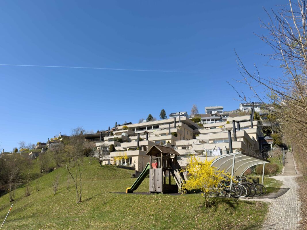Hügelige Wohnanlage mit Spielplatz und Fahrradunterstand