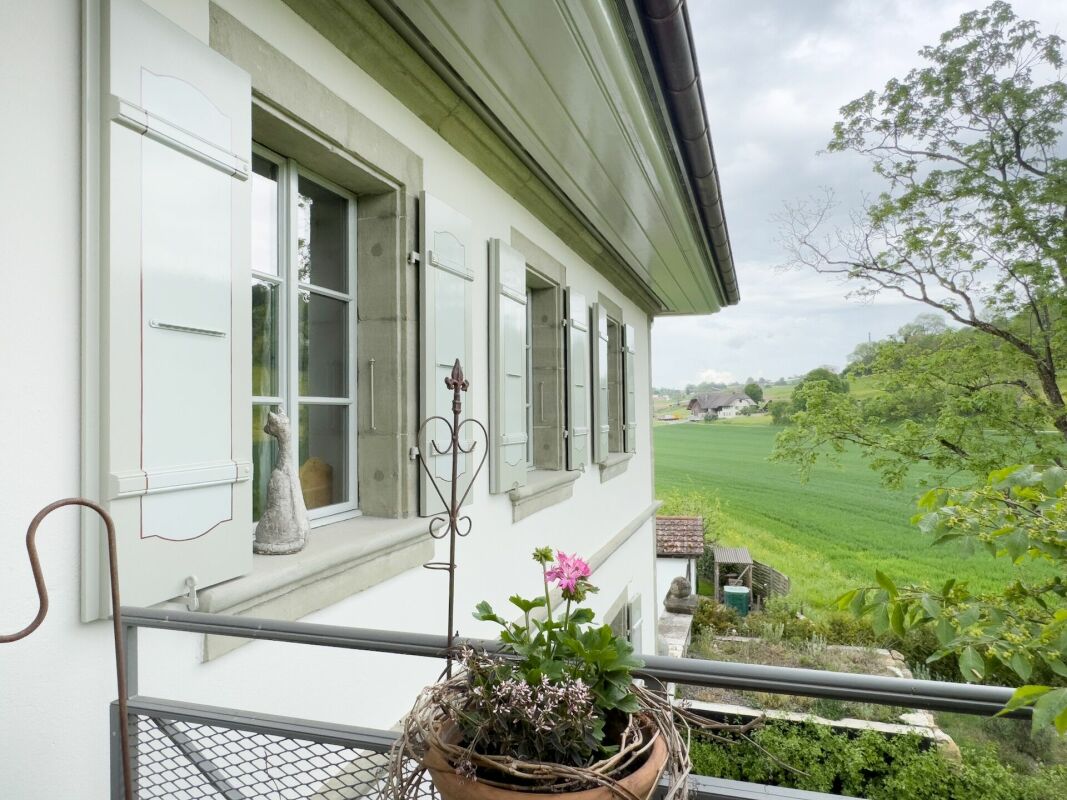 Außenansicht eines Hauses mit Blick ins Grüne