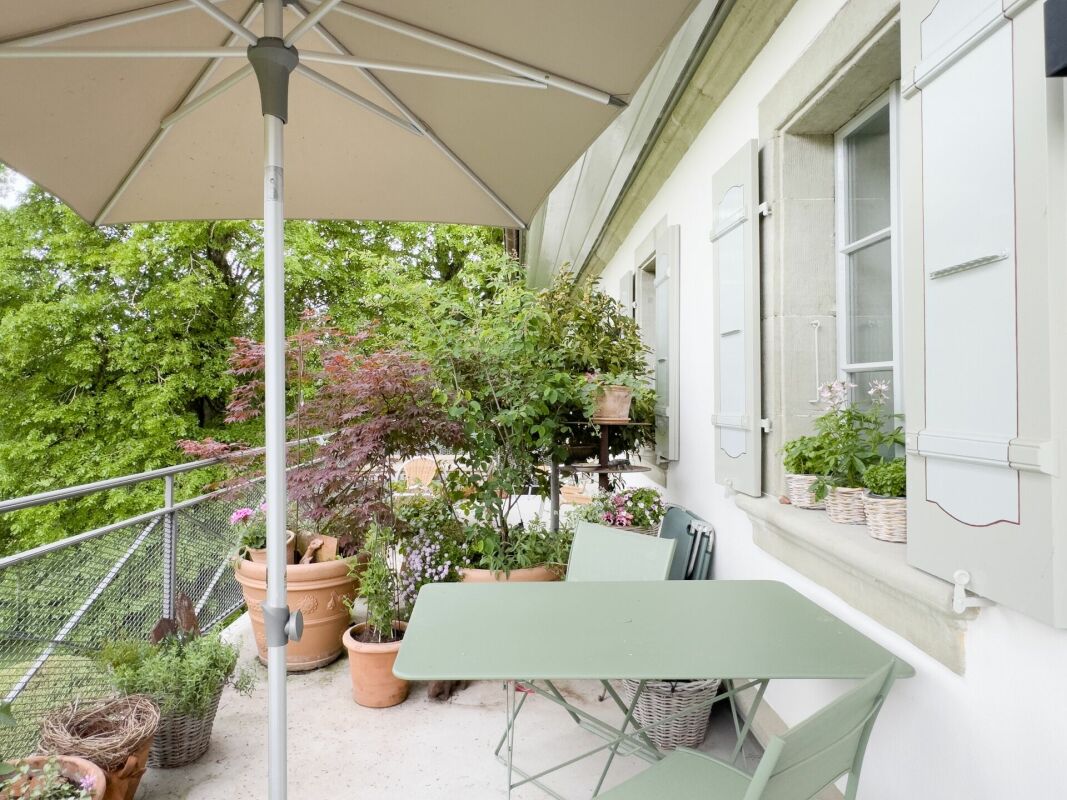 Balkon mit Pflanzen und Tisch