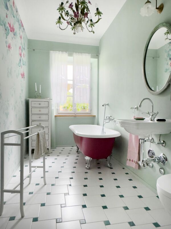 Vintage-Badezimmer mit freistehender Badewanne