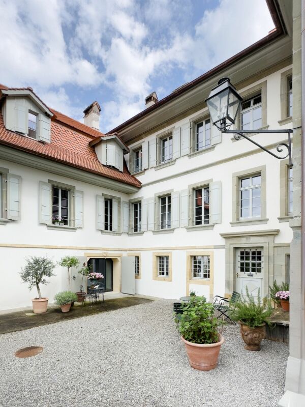 Historischer Innenhof mit Wohngebäude