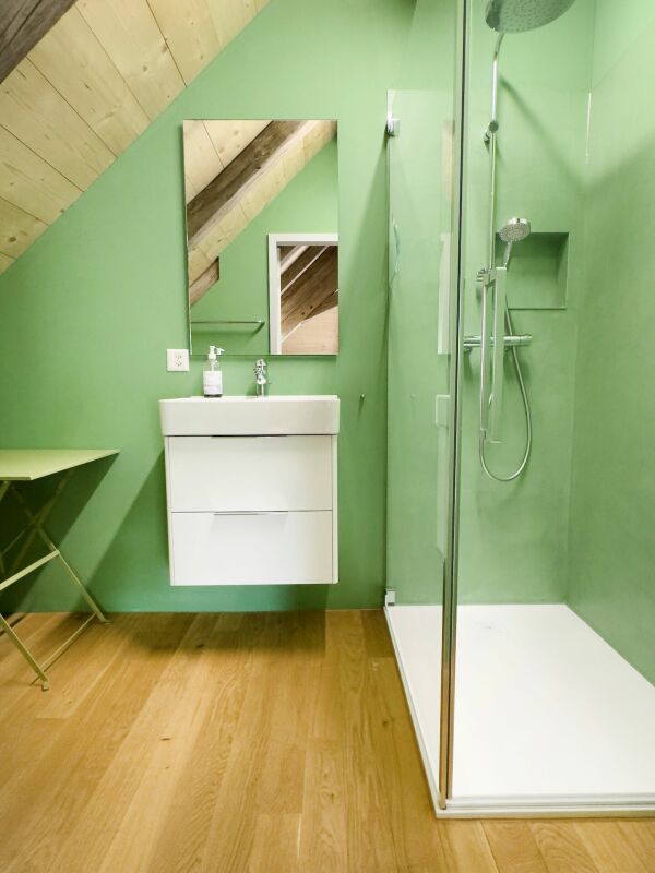 Modernes Badezimmer im Dachgeschoss
