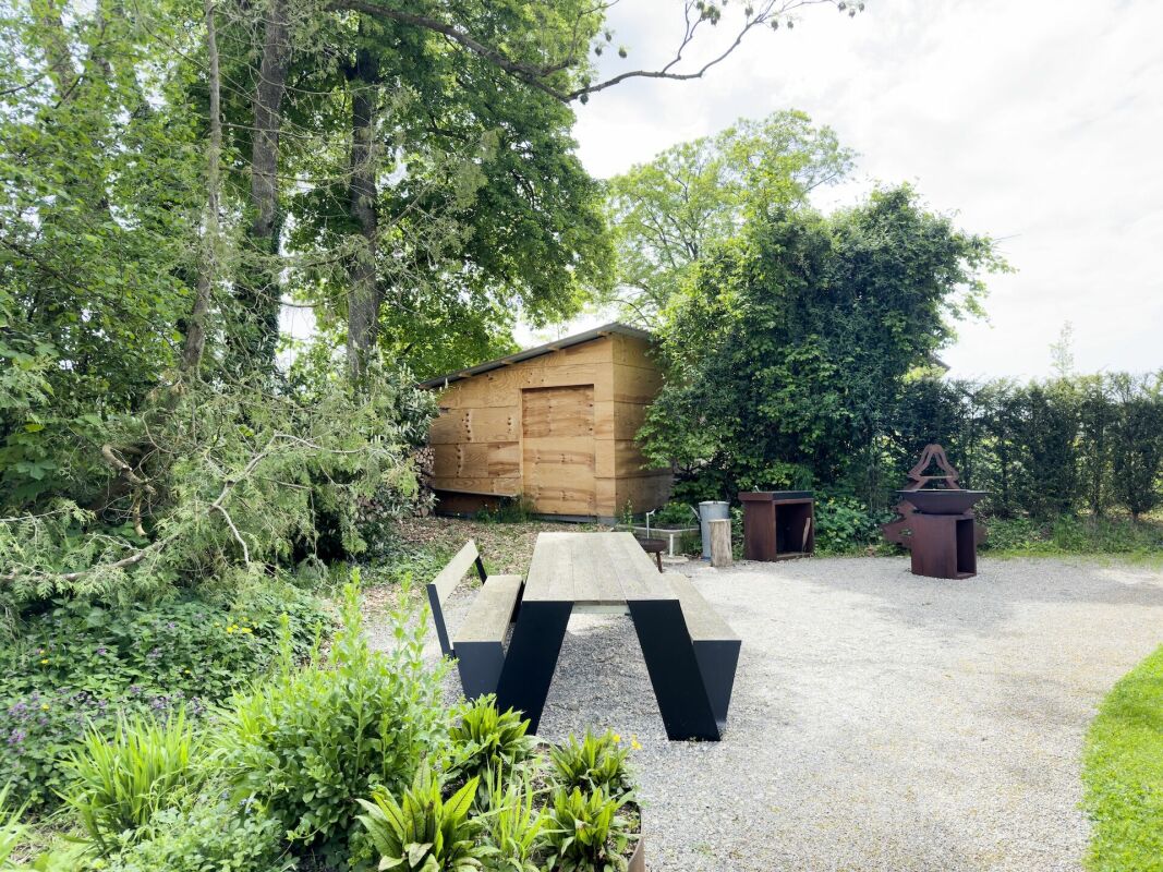 Garten mit Sitzgelegenheit und Holzschuppen