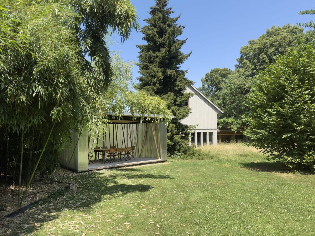 Garten mit Pavillon und Haus im Grünen