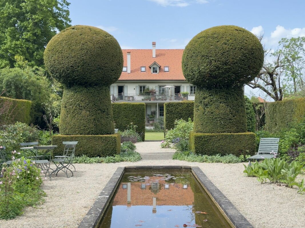 Formaler Garten mit Herrenhaus und geschnittenen Heckenformen