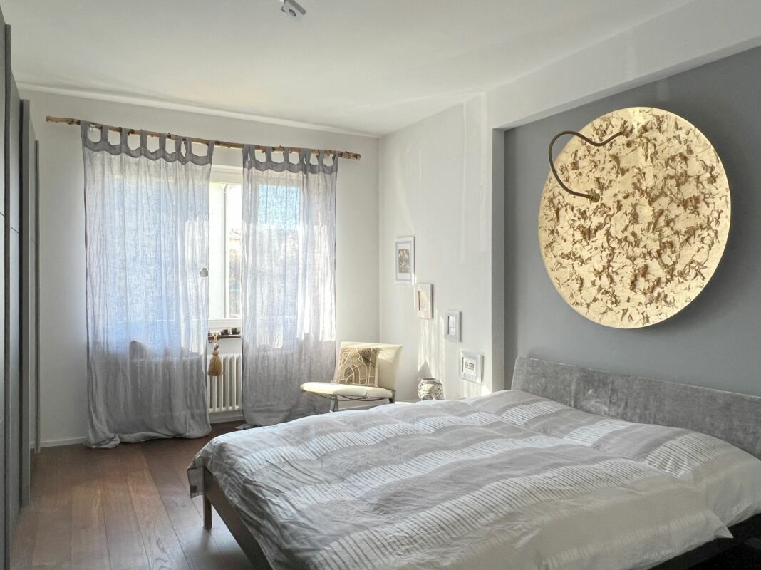 Modernes Schlafzimmer mit Tageslicht