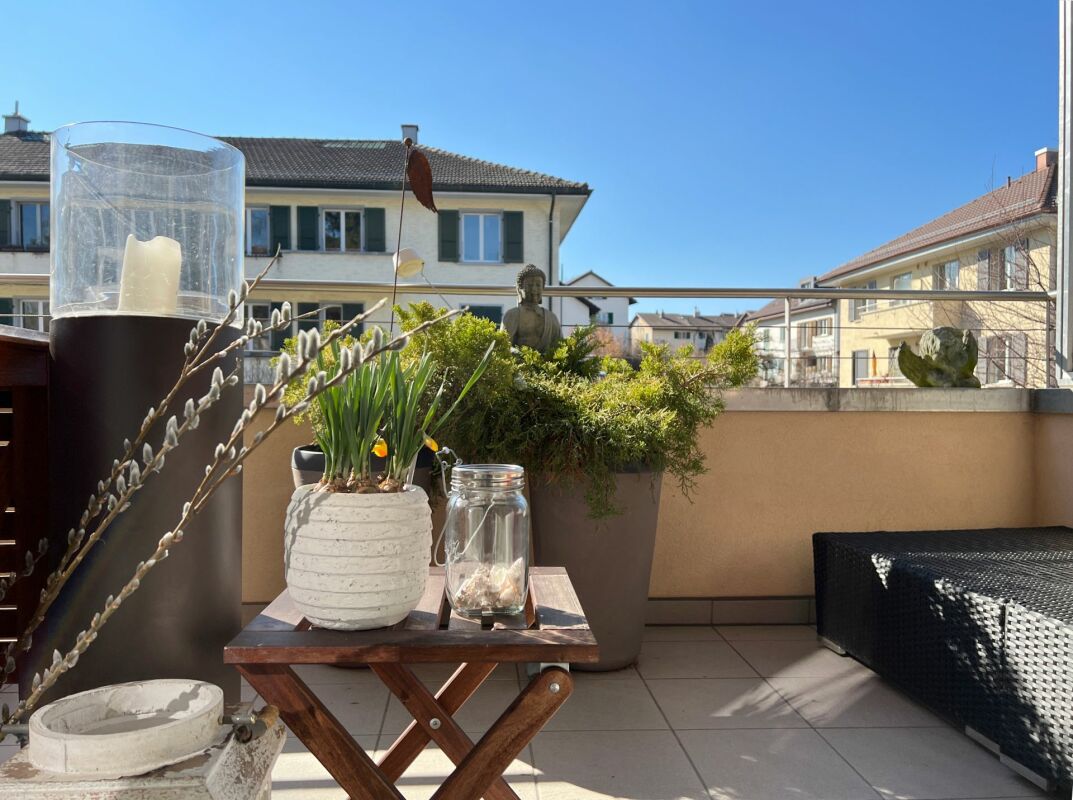 Balkon mit Pflanzen und Sitzgelegenheit