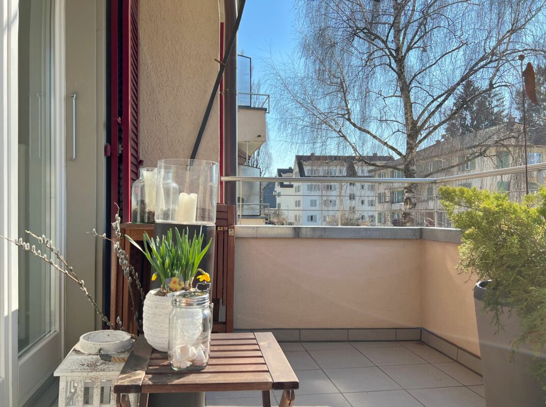 Balkon mit Blick ins Wohnviertel