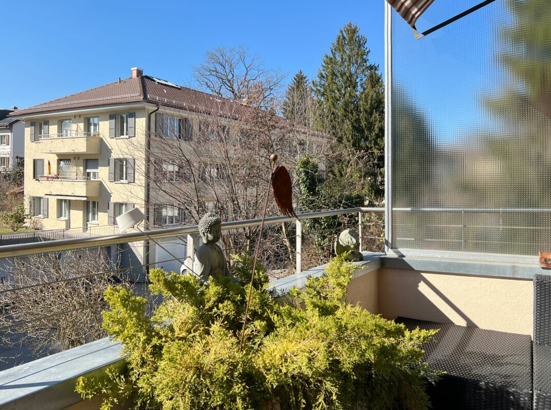 Balkon mit Blick auf ein Wohnhaus