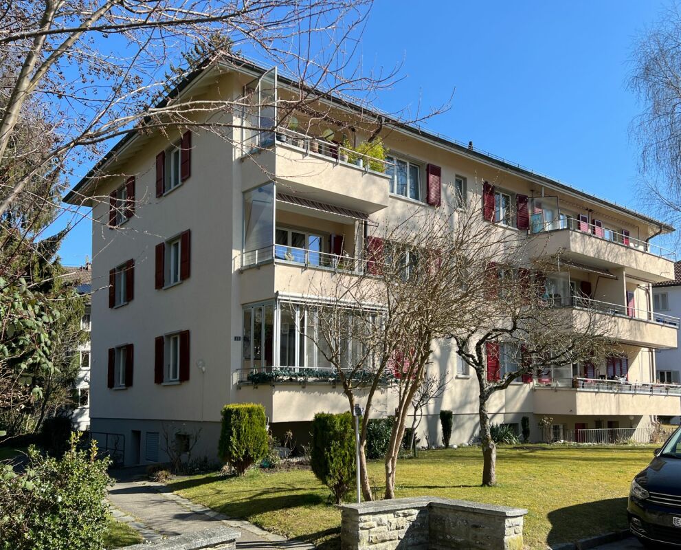 Mehrfamilienhaus mit Balkonen und Garten