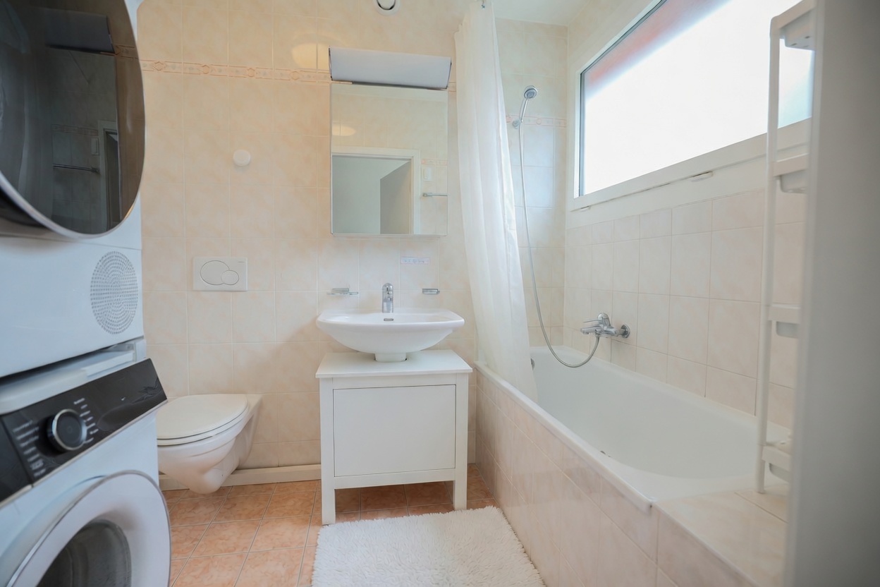 Kleines helles Badezimmer