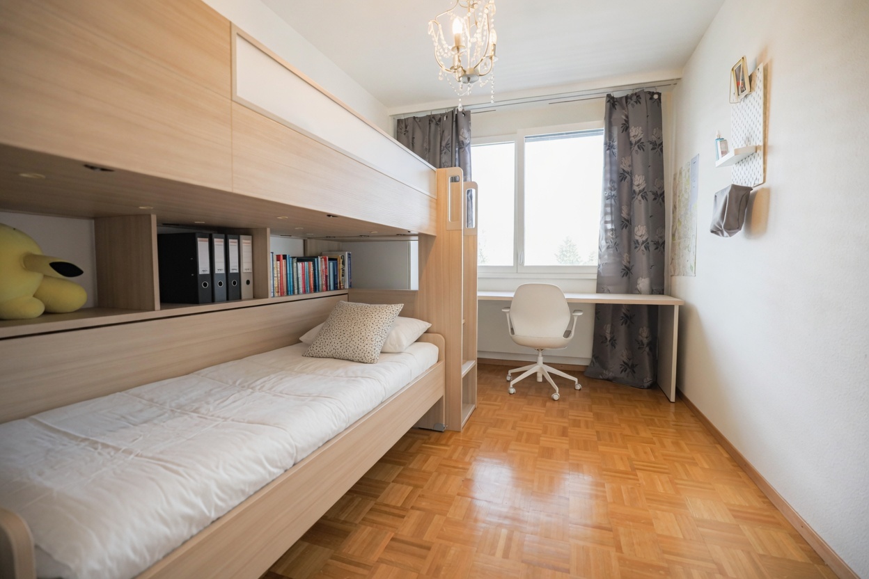 Kinderzimmer mit Hochbett und Schreibtisch