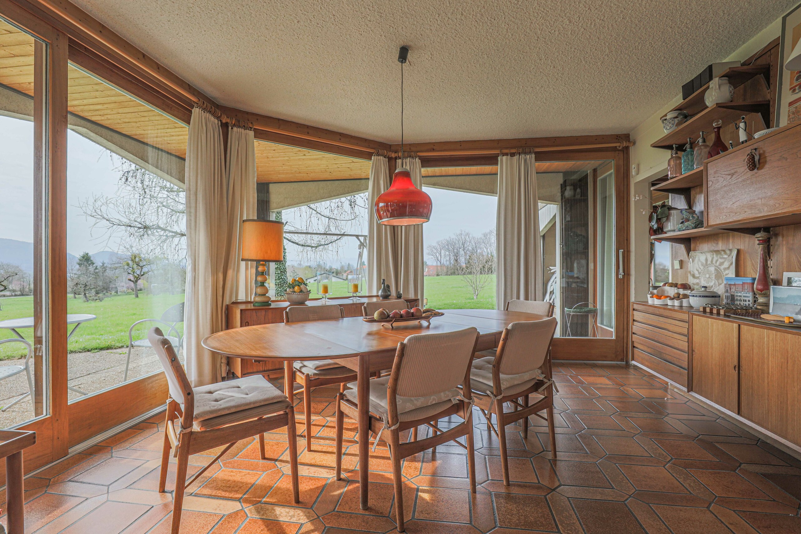 Essbereich mit Panoramafenstern