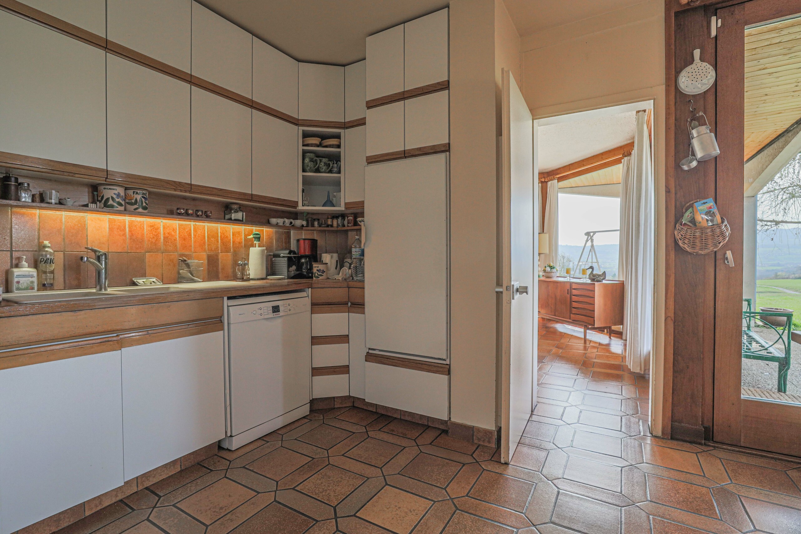 Offene Küche mit Blick ins angrenzende Zimmer