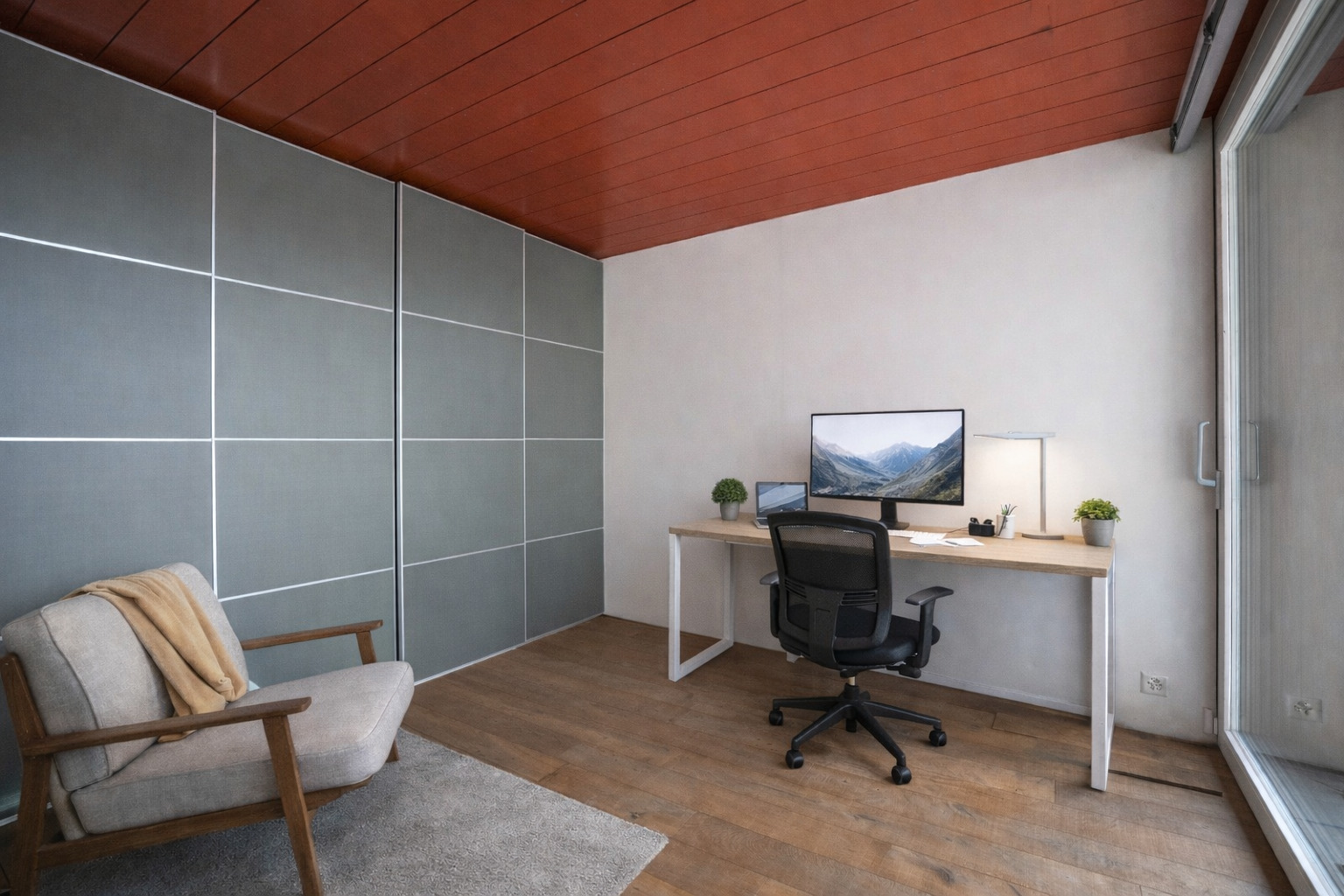 Helles Arbeitszimmer mit moderner Einrichtung