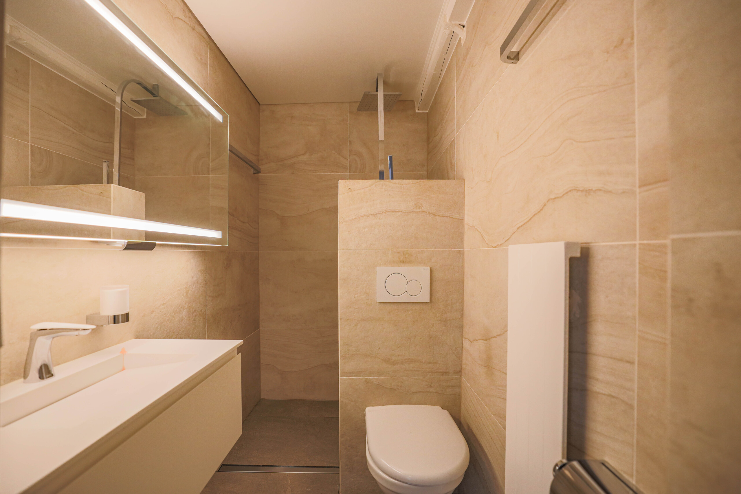 Modernes Badezimmer mit WC und Waschtisch