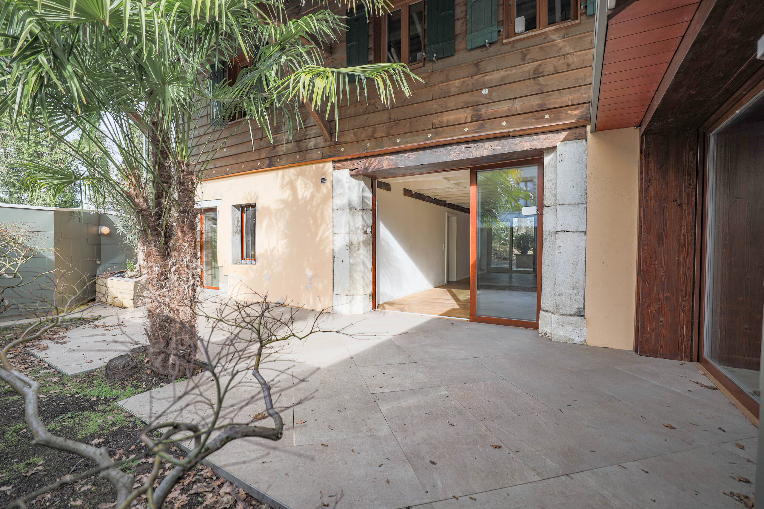 Außenansicht einer Terrasse mit Holzfassade