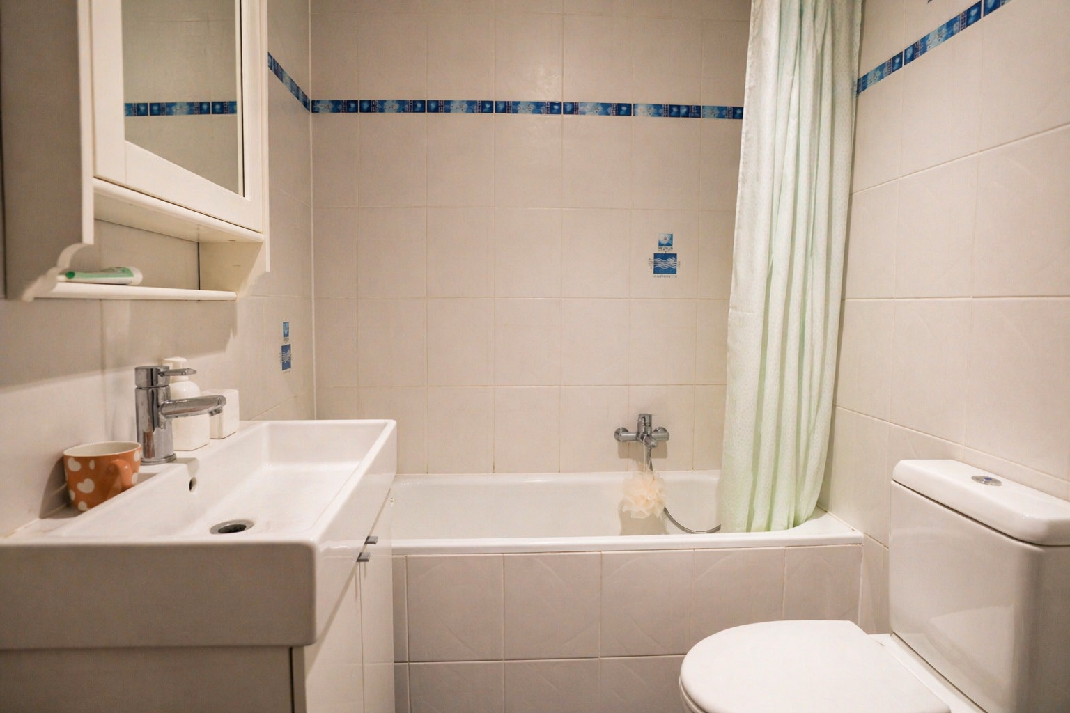 Badezimmer mit Wanne und Toilette