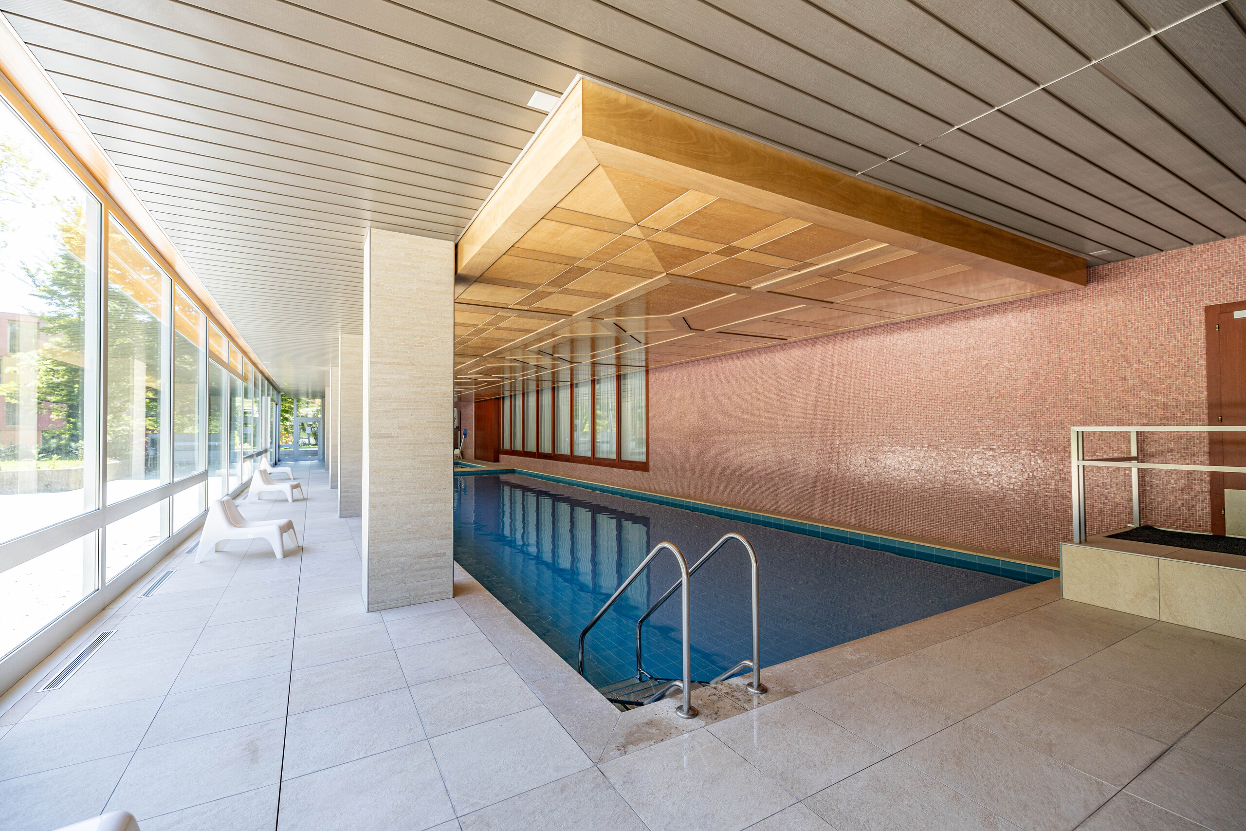 Innenpool mit Loungebereich