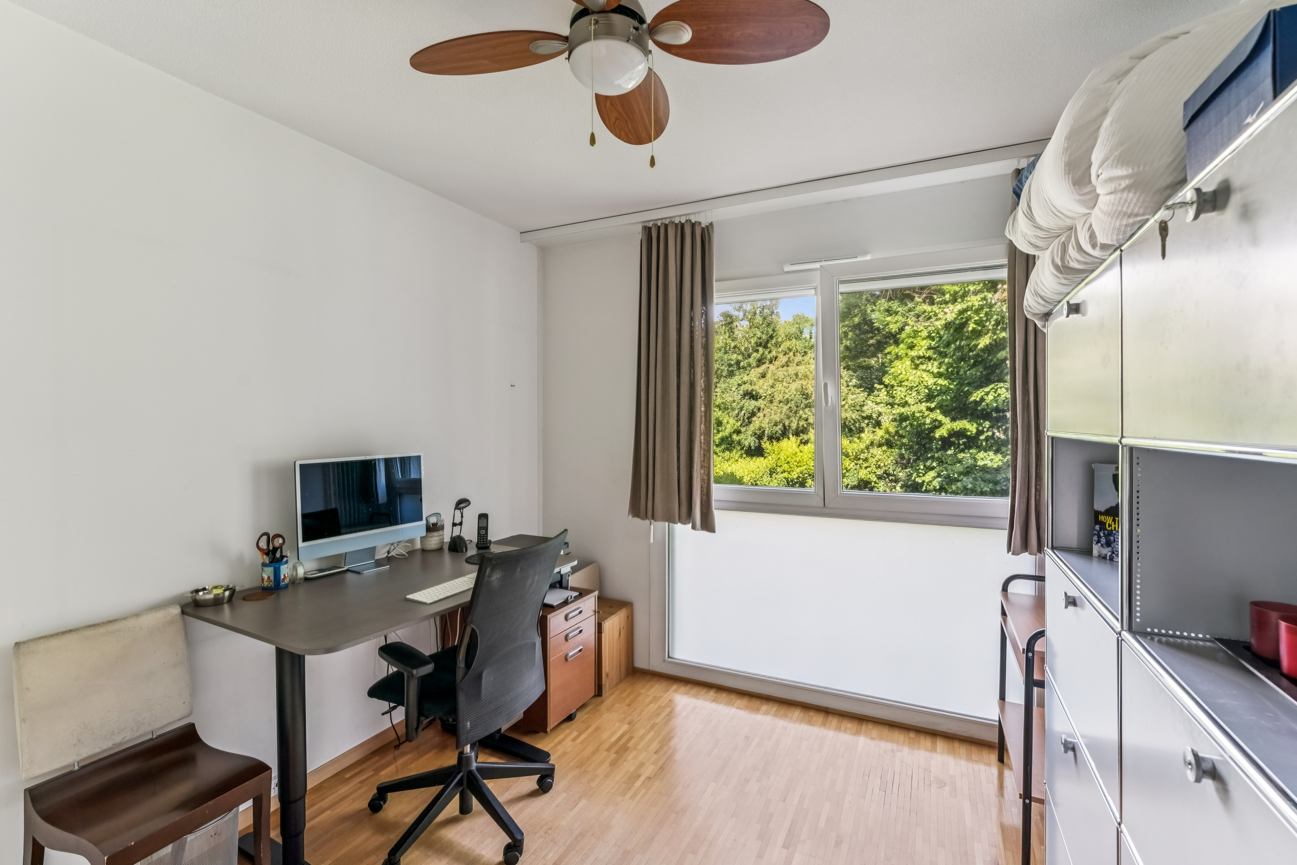 Helles Arbeitszimmer mit Blick ins Grüne