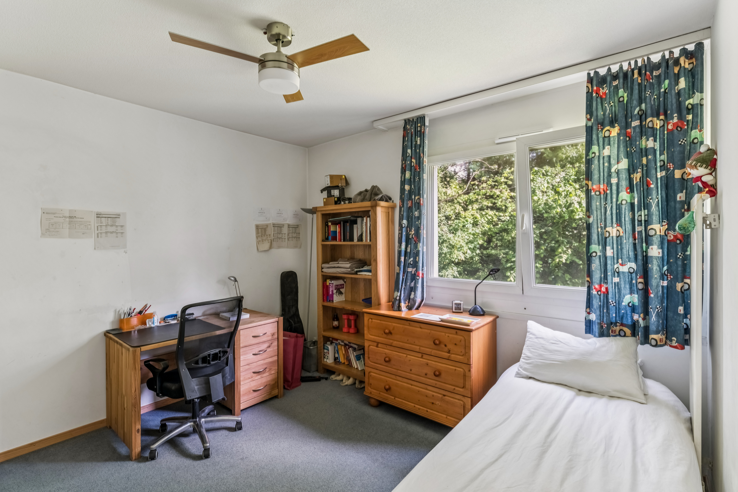 Kleines Arbeits- und Schlafzimmer mit Fensterblick ins Grüne
