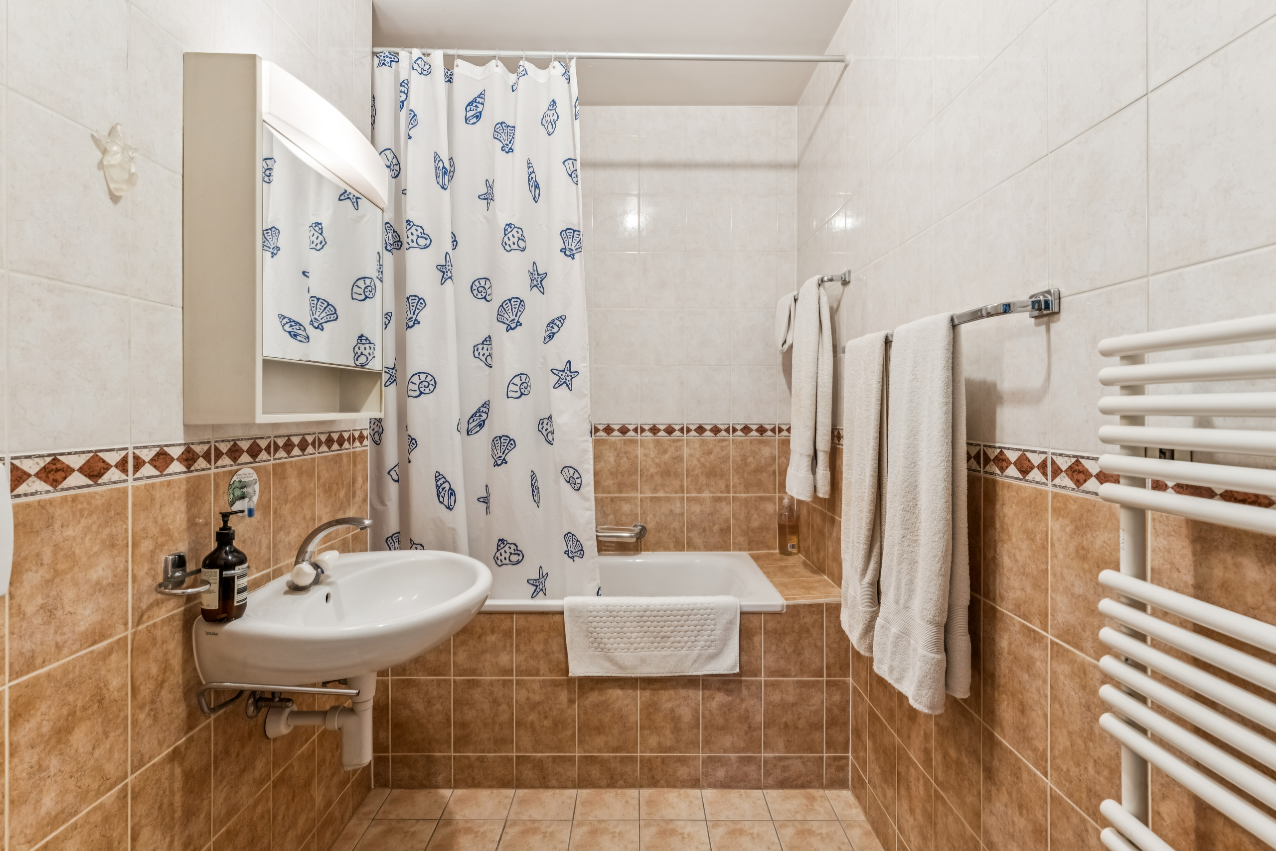 Badezimmer mit Wanne und Duschvorhang