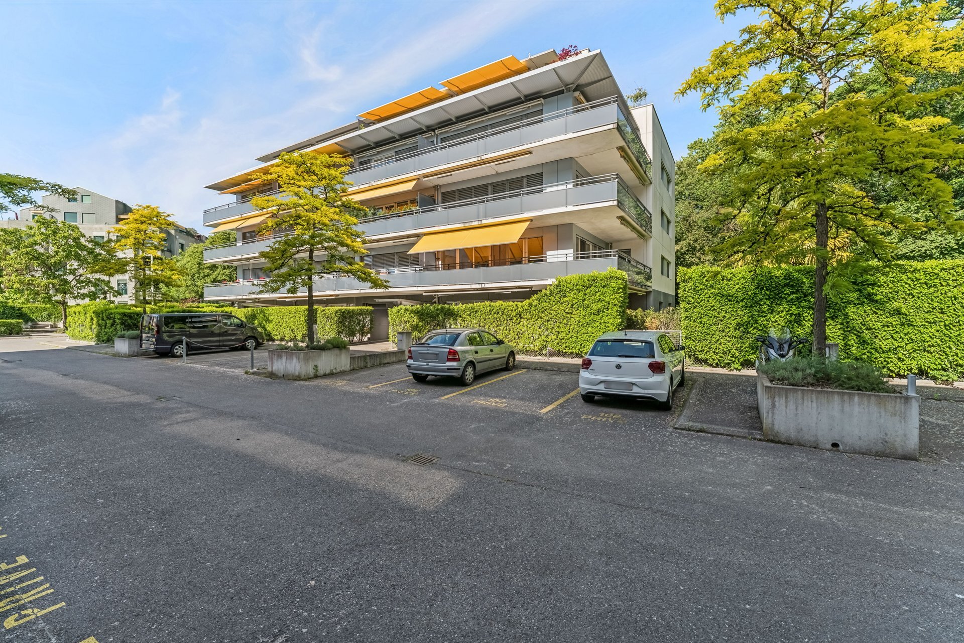 Moderne Wohnanlage mit Balkonen und Parkplatz